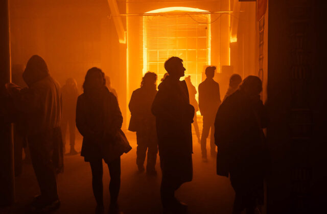 Grupa ludzi w fabryce