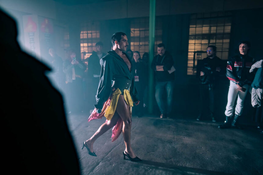 Performer we wnętrzu fabryki