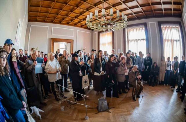 dużo ludzi w zabytkowym wnętrzu