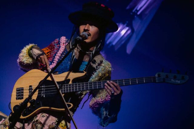 Męzczyzna z gitarą elektryczną przy mikrofonie