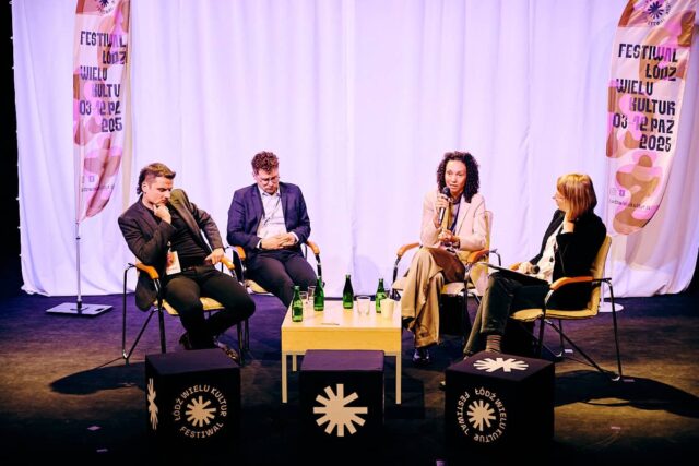 4 osoby siedzą na scenie i rozmawiają