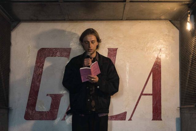 Męzczyzna czytający w windzie