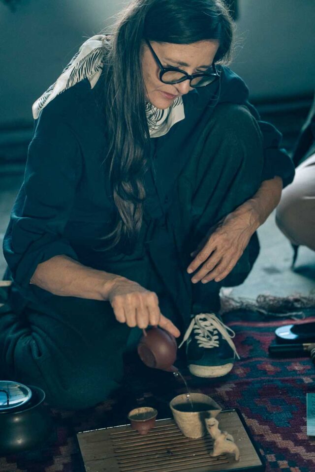 Kobieta nalewająca herbatę