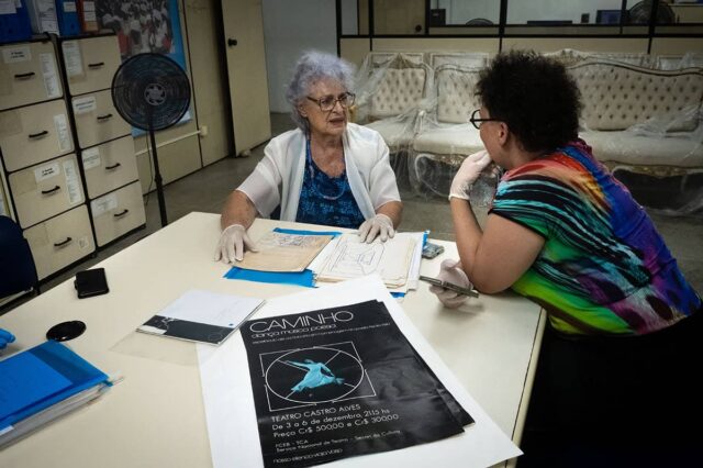 Dwie kobiety siedza przy stole nad dokumentami