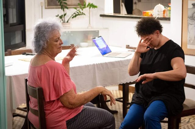 Dwie kobiety układają ręce w tanecznych pozach